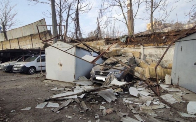 В Одессе массивный забор рухнул на автостоянку Фото № 0 В Одессе массивный забор рухнул на автостоянку Фото № 0