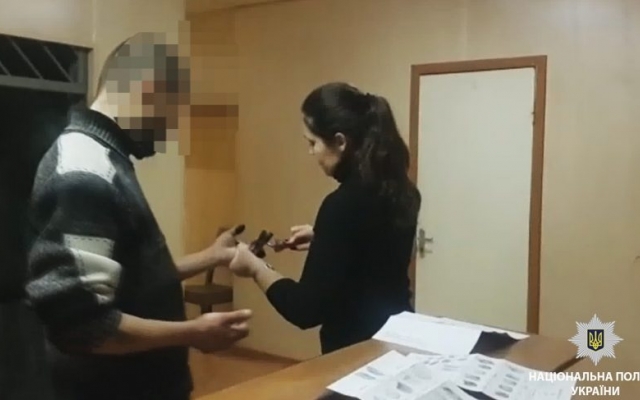 В центре Одессы полиция задержала горожанина с патронами и взрывным устройством (ФОТО) Фото № 1 В центре Одессы полиция задержала горожанина с патронами и взрывным устройством (ФОТО) Фото № 1