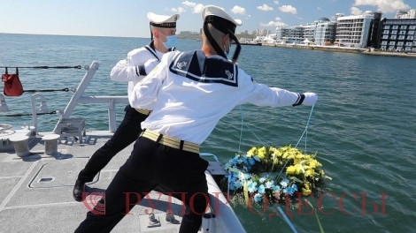 В Одессе в честь погибших моряков возложили на море венок Фото № 0 В Одессе в честь погибших моряков возложили на море венок Фото № 0