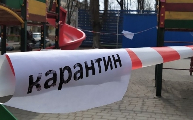 Одесситы срывают ограждающие ленты с площадок и запускают туда детей Фото № 0 Одесситы срывают ограждающие ленты с площадок и запускают туда детей Фото № 0