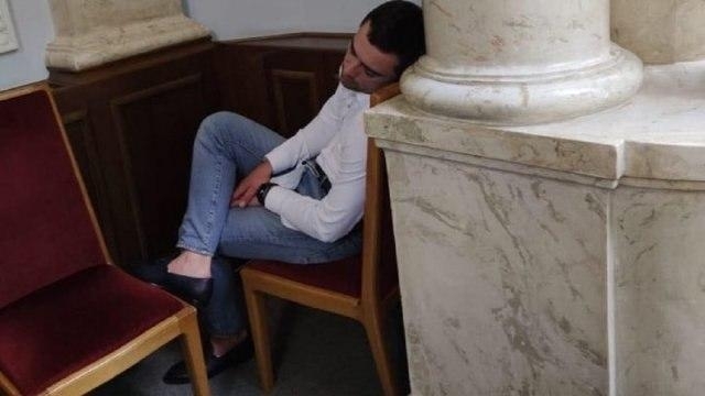 Депутата Верховной Рады сняли спящим на работе Фото № 0 Депутата Верховной Рады сняли спящим на работе Фото № 0