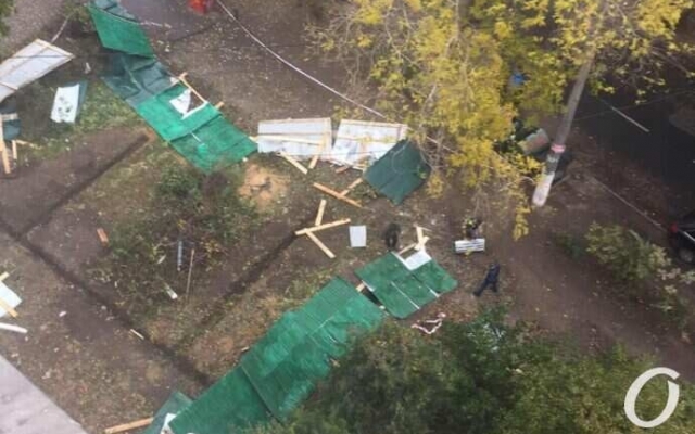 В Одессе устроили субботник, чтобы убрать следы захвата придомовой территории Фото № 0 В Одессе устроили субботник, чтобы убрать следы захвата придомовой территории Фото № 0