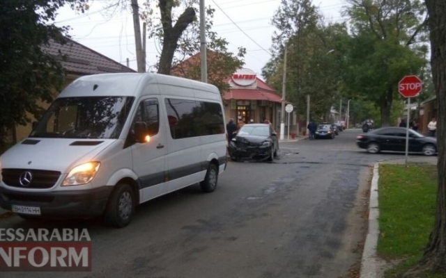 Серьёзная авария: дорогу не смогли поделить микроавтобус и автомобиль Фото № 0 Серьёзная авария: дорогу не смогли поделить микроавтобус и автомобиль Фото № 0