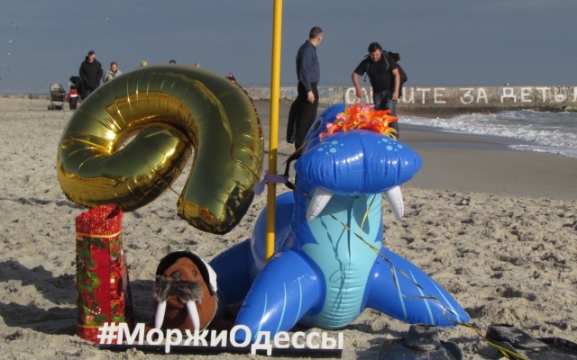 Любители зимнего купания отметили свой праздник на пляже Фото № 4 Любители зимнего купания отметили свой праздник на пляже Фото № 4