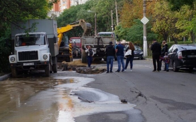 Прорыв на улице Говорова привел к затору Фото № 3 Прорыв на улице Говорова привел к затору Фото № 3