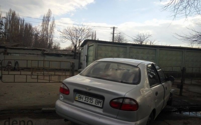 Авария возле Таировского кладбища, автомобиль врезался в ограждение Фото № 2 Авария возле Таировского кладбища, автомобиль врезался в ограждение Фото № 2