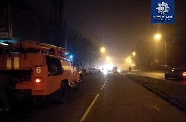Обнаглели: преступники подожгли автомобиль на глазах у патрульных Фото № 1 Обнаглели: преступники подожгли автомобиль на глазах у патрульных Фото № 1