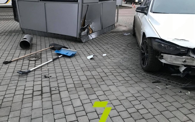На улице Комарова автомобиль протаранил будку охранника автосервиса Фото № 0 На улице Комарова автомобиль протаранил будку охранника автосервиса Фото № 0