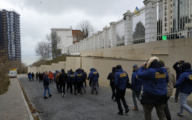 В Одессе активисты снесли забор, закрывающий доступ к морю Фото № 0 В Одессе активисты снесли забор, закрывающий доступ к морю Фото № 0