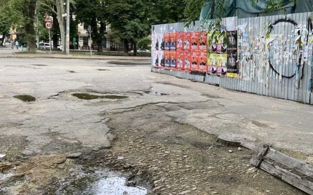 В центре Одессы люди уже 6 месяцев ждут ликвидацию последствий работы коммунальных служб Фото № 0 В центре Одессы люди уже 6 месяцев ждут ликвидацию последствий работы коммунальных служб Фото № 0