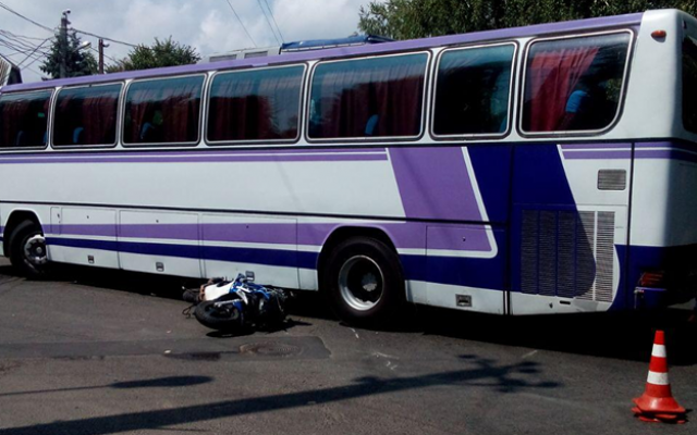 Серьёзная авария: под колёсами автобуса оказался мотоцикл, есть пострадавшие Фото № 0 Серьёзная авария: под колёсами автобуса оказался мотоцикл, есть пострадавшие Фото № 0