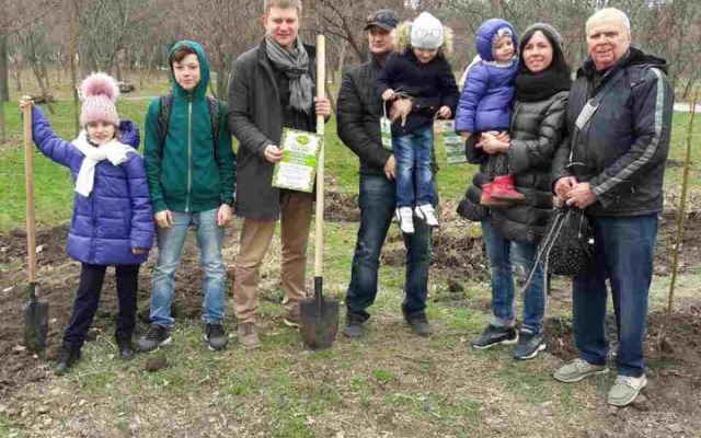 В парке Победа одесситы посадили сегодня 110 деревьев Фото № 3 В парке Победа одесситы посадили сегодня 110 деревьев Фото № 3