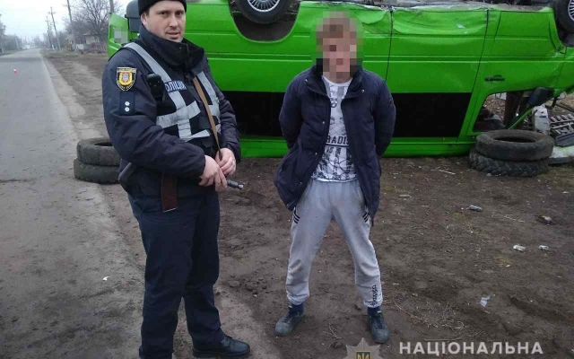 Пьяный житель соседней области угнал маршрутку и перевернулся Фото № 0 Пьяный житель соседней области угнал маршрутку и перевернулся Фото № 0