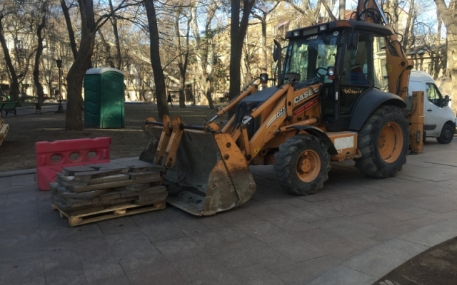 Возле Оперного театра положат новую плитку Фото № 4 Возле Оперного театра положат новую плитку Фото № 4