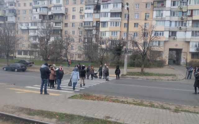 В Одессе иномарка едва не сбила беременную женщину Фото № 0 В Одессе иномарка едва не сбила беременную женщину Фото № 0