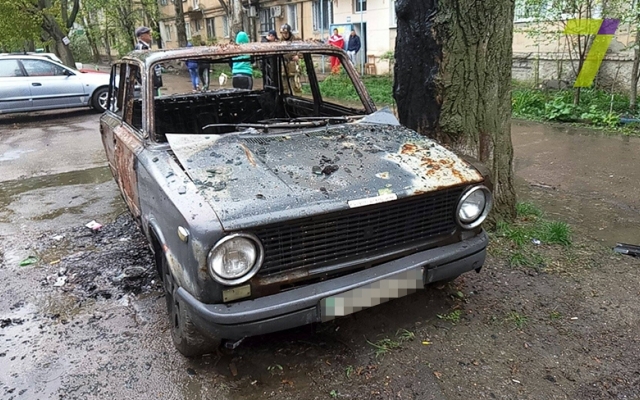 На Черёмушках горели два автомобиля Фото № 2 На Черёмушках горели два автомобиля Фото № 2