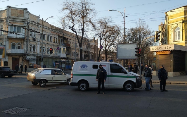 На перекрестке в центре случилось ДТП Фото № 4 На перекрестке в центре случилось ДТП Фото № 4