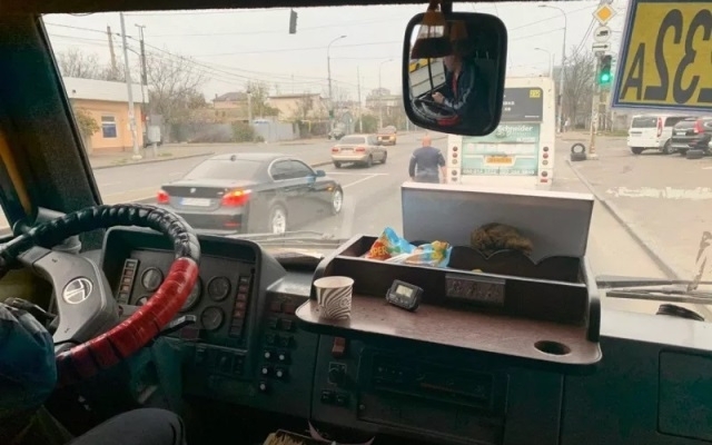 На дороге повздорили два маршрутчика Фото № 1 На дороге повздорили два маршрутчика Фото № 1