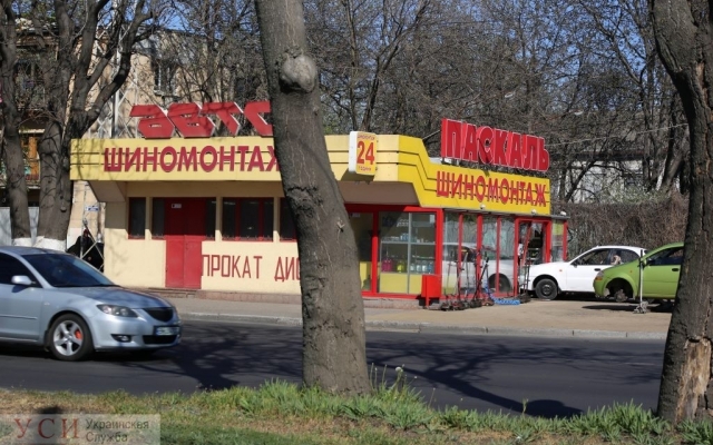 В Одессе Ланос въехал в шиномонтаж через стеклянную дверь Фото № 3 В Одессе Ланос въехал в шиномонтаж через стеклянную дверь Фото № 3