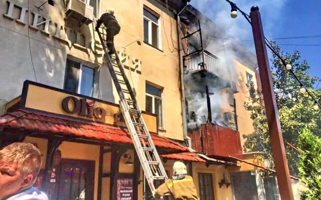 В Одессе горит жилой дом (обновлено) Фото № 2 В Одессе горит жилой дом (обновлено) Фото № 2