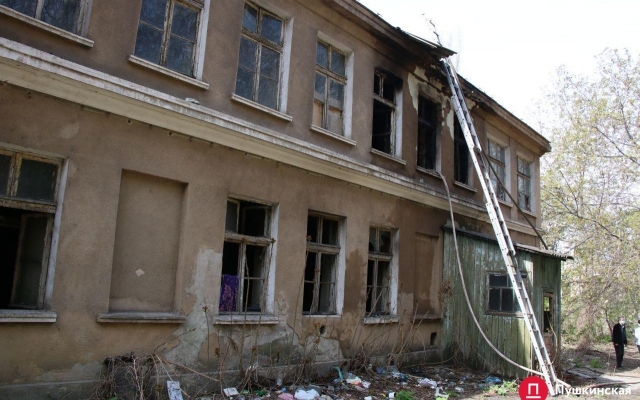 В Одессе горит заброшенное здание Фото № 9 В Одессе горит заброшенное здание Фото № 9