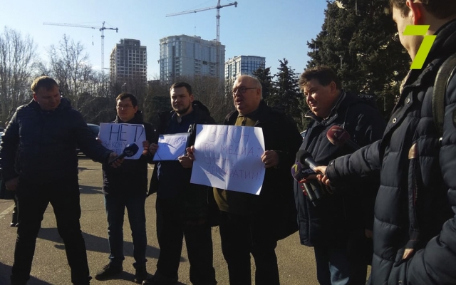 Журналисты снова протестуют под ОГА Фото № 1 Журналисты снова протестуют под ОГА Фото № 1