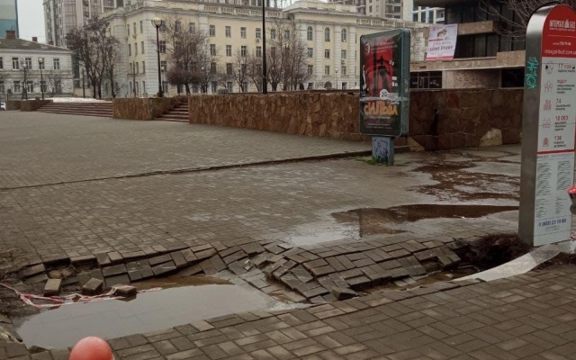 Непогода испортила тротуар возле Музкомедии Фото № 0 Непогода испортила тротуар возле Музкомедии Фото № 0