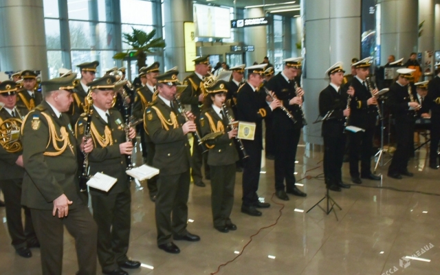 В новом терминале Одесского аэропорта военные оркестры чествовали память защитников Донецкого аэропорта Фото № 0 В новом терминале Одесского аэропорта военные оркестры чествовали память защитников Донецкого аэропорта Фото № 0