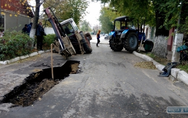 Экскаватор провалился в катакомбы в центре города Фото № 0 Экскаватор провалился в катакомбы в центре города Фото № 0