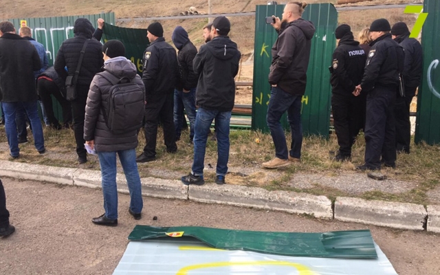 Активисты в очередной раз снесли забор на месте скандальной стройки Фото № 4 Активисты в очередной раз снесли забор на месте скандальной стройки Фото № 4