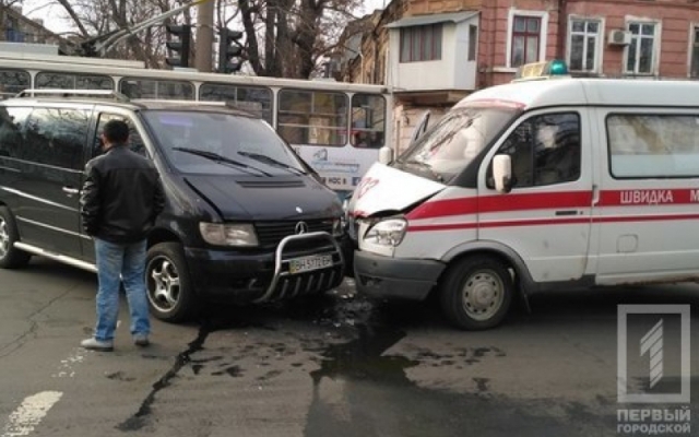 В Одессе автомобиль влетел в машину скорой помощи Фото № 1 В Одессе автомобиль влетел в машину скорой помощи Фото № 1
