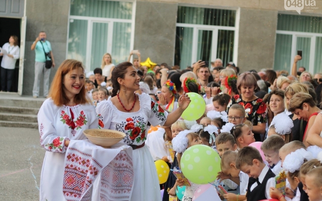 Как в Одессе проходили школьные линейки Фото № 3 Как в Одессе проходили школьные линейки Фото № 3
