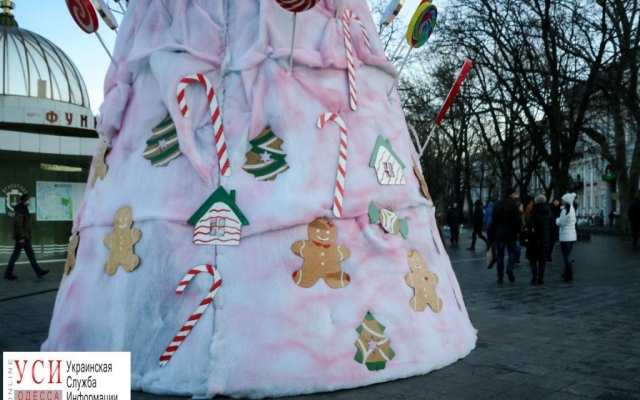 У одесского Дюка появилась елка с огромными сладостями Фото № 7 У одесского Дюка появилась елка с огромными сладостями Фото № 7