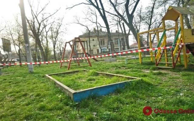 В Одессе начали закрывать детские и спортивные площадки Фото № 1 В Одессе начали закрывать детские и спортивные площадки Фото № 1