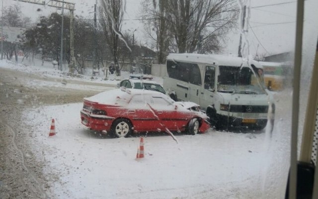 В Одессе легковушка врезалась в маршрутку с людьми Фото № 0 В Одессе легковушка врезалась в маршрутку с людьми Фото № 0