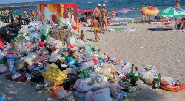 За выходные одесские пляжи превратились в свалку Фото № 3 За выходные одесские пляжи превратились в свалку Фото № 3