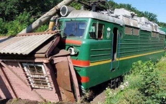 В Кировоградской области поезд снес служебное здание Фото № 0 В Кировоградской области поезд снес служебное здание Фото № 0