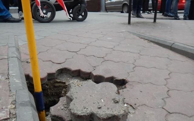 Провал грунта в центре города на пешеходном переходе Фото № 1 Провал грунта в центре города на пешеходном переходе Фото № 1