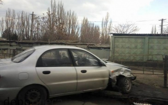 Авария возле Таировского кладбища, автомобиль врезался в ограждение Фото № 0 Авария возле Таировского кладбища, автомобиль врезался в ограждение Фото № 0