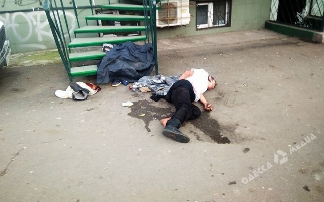 Никто в Одессе не спешил на помощь женщине, которая лежала в луже крови Фото № 0 Никто в Одессе не спешил на помощь женщине, которая лежала в луже крови Фото № 0