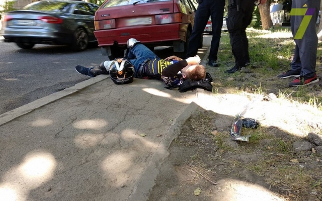 В Одессе автомобиль сбил мотоциклиста и скрылся с места происшествия (ФОТО) Фото № 2 В Одессе автомобиль сбил мотоциклиста и скрылся с места происшествия (ФОТО) Фото № 2