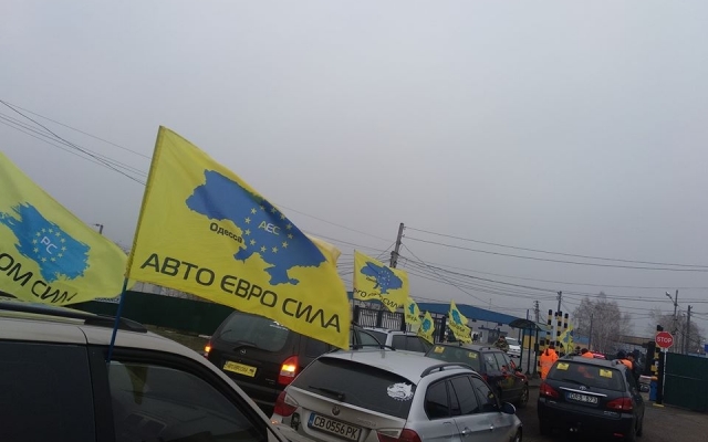 Одесская активистка сожгла свою «евробляху» и потребовала от президента Украины доступную растаможку Фото № 1 Одесская активистка сожгла свою «евробляху» и потребовала от президента Украины доступную растаможку Фото № 1