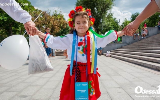 В День независимости одесситы создали вышиванковую цепь Фото № 0 В День независимости одесситы создали вышиванковую цепь Фото № 0