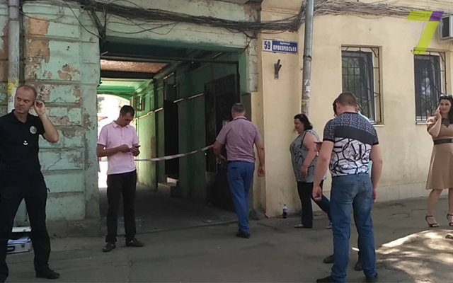 В Одессе на почве ревности мужчина убил экс-жену, ранил сына и пытался покончить с собой Фото № 0 В Одессе на почве ревности мужчина убил экс-жену, ранил сына и пытался покончить с собой Фото № 0
