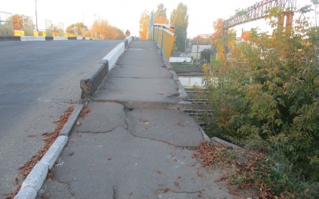 В Подольске мужчина упал с моста из-за сломанных перил (ФОТО) Фото № 1 В Подольске мужчина упал с моста из-за сломанных перил (ФОТО) Фото № 1