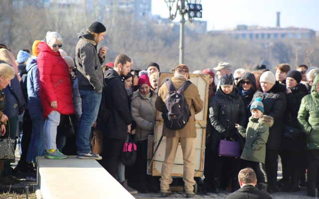 Одесситы растащили бесплатные картины еще до начала выставки Фото № 2 Одесситы растащили бесплатные картины еще до начала выставки Фото № 2