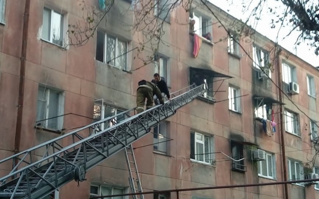 На Балковской вечером случился пожар в 5-этажном доме Фото № 3 На Балковской вечером случился пожар в 5-этажном доме Фото № 3