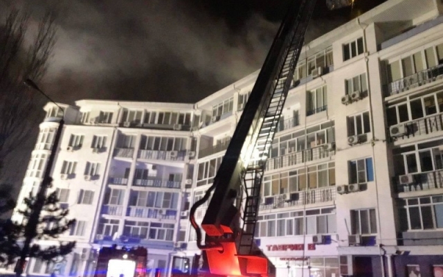 Во время тушения пожара в Одессе пострадали спасатели Фото № 6 Во время тушения пожара в Одессе пострадали спасатели Фото № 6