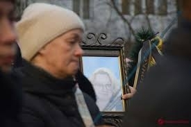 Одесса похоронила погибшую преподавательницу которая возвращалась в огонь, за детьми Фото № 0 Одесса похоронила погибшую преподавательницу которая возвращалась в огонь, за детьми Фото № 0