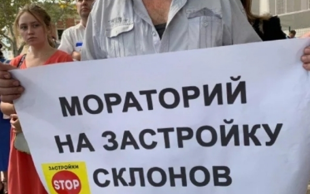 Одесситы протестуют под мэрией Фото № 1 Одесситы протестуют под мэрией Фото № 1